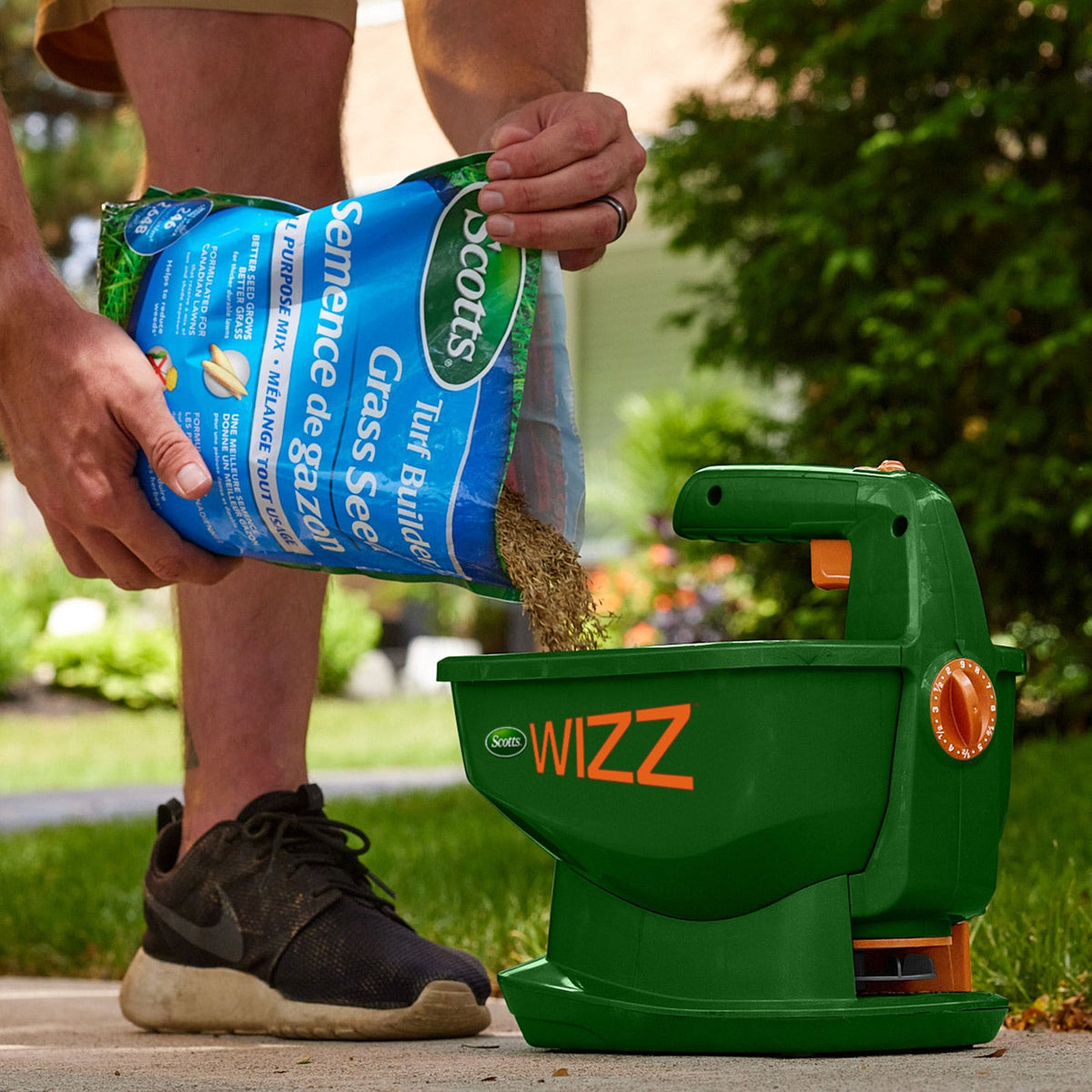 Wizz Hand-Held Spreader, Battery Operated, 2500 sq. ft.